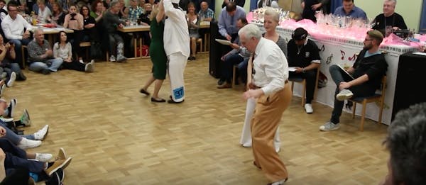 anziani che se la cavano con il boogie woogie